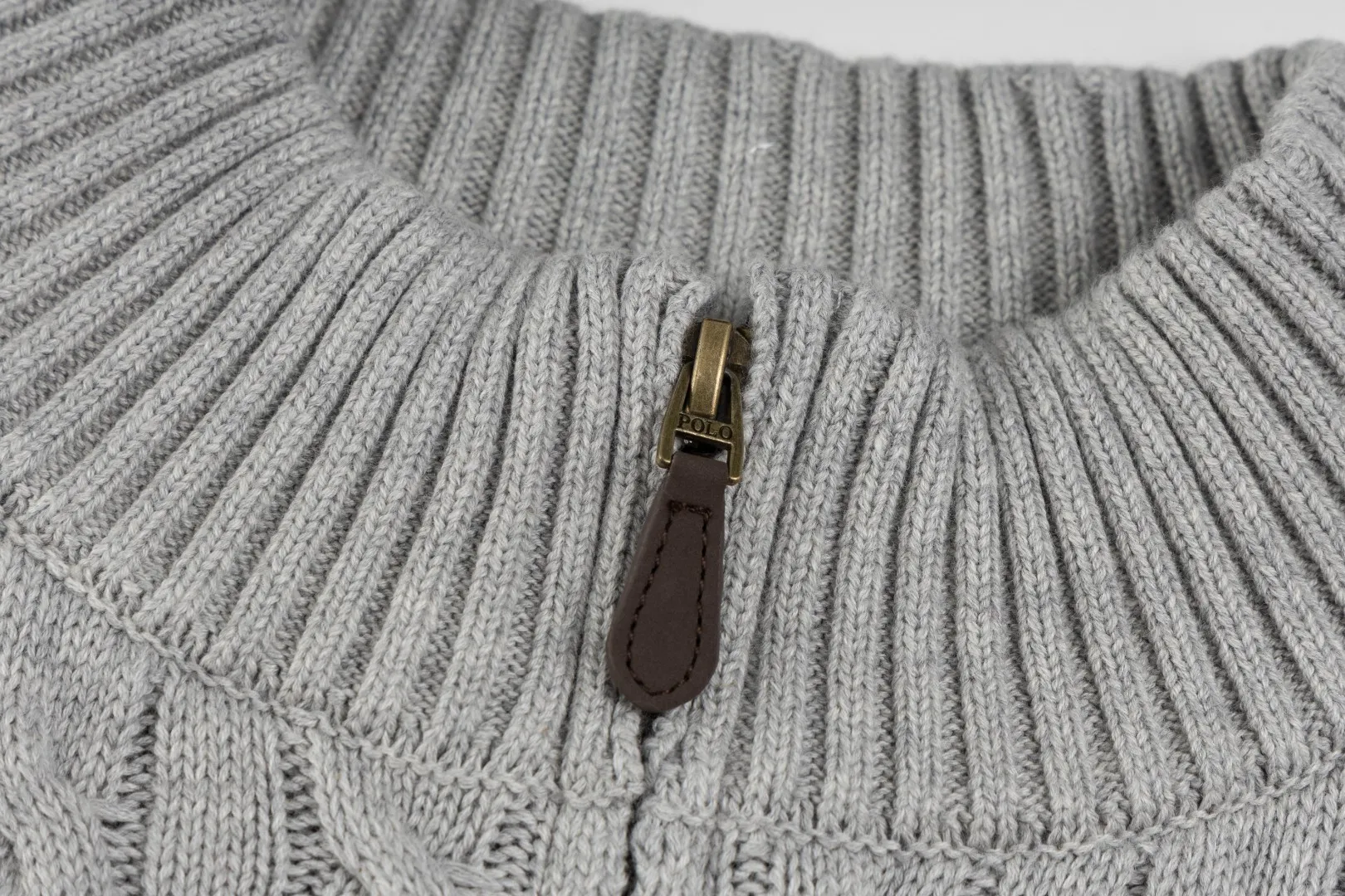P260 #R98 RALPH LAUREN Ralph Lauren nine-color classic small label embroidery logo full zipper knitted cable cardigan sweater, high-density LOGO embroidery on the chest, original customization of tag accessories. Made of pure cotton yarn, pure cotton is skin-friendly and comfortable, small label war horse embroidered twist zipper cardigan sweater 🐎 high quality, follow the blogger to learn how to wear it! Let’s buy a Ralph Lauren cable sweater. It’s a super hard-to-find series after it became popular. It’s hard to find one on the official website. It’s simple and practical to wear, with a lazy and loose feel. The thickened fabric has more texture, feels soft and delicate, and has a loose fit. Whether worn alone or layered, you can wear different styles of fashion with just one piece!   Size：XS S M L